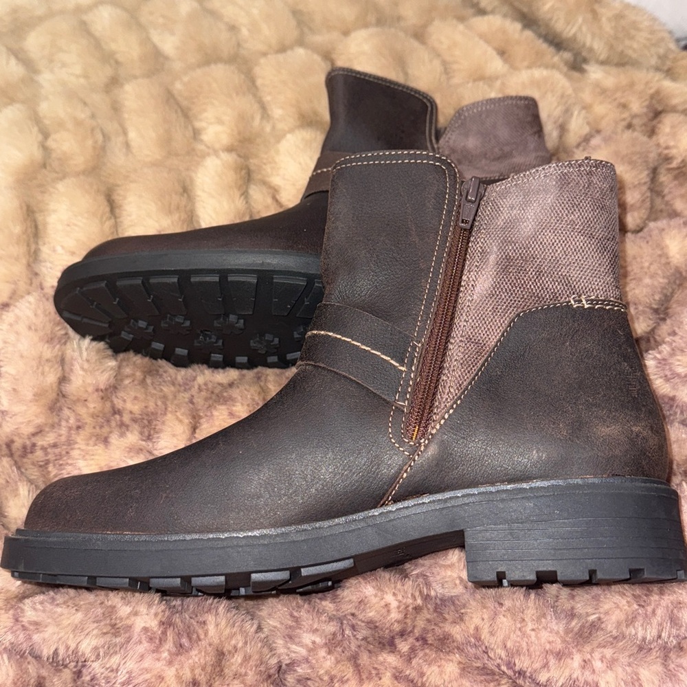 Women’s Clarks Brown Ankle Boots, sz 7, rubber soles, zipper closure - Picture 9 of 9